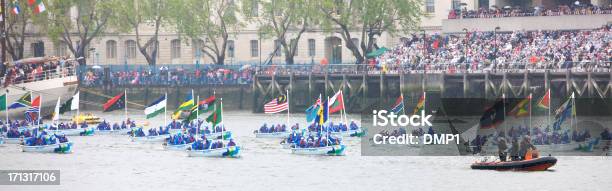 Photo libre de droit de Drapeau Du Commonwealth Les Bateaux De Jubilé De Diamant De La Reine Rivière Pageant banque d'images et plus d'images libres de droit de 2012