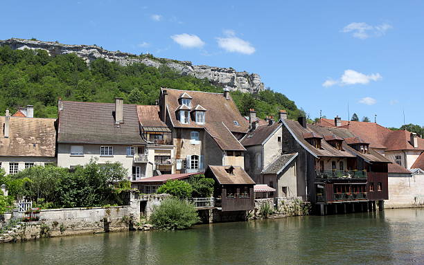 ornans in franche-comté, frankreich - doubs river stock-fotos und bilder