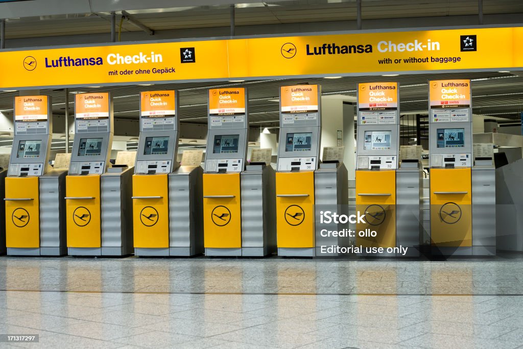 check-in Automático contadores de Lufthansa no aeroporto - Royalty-free Lufthansa Foto de stock