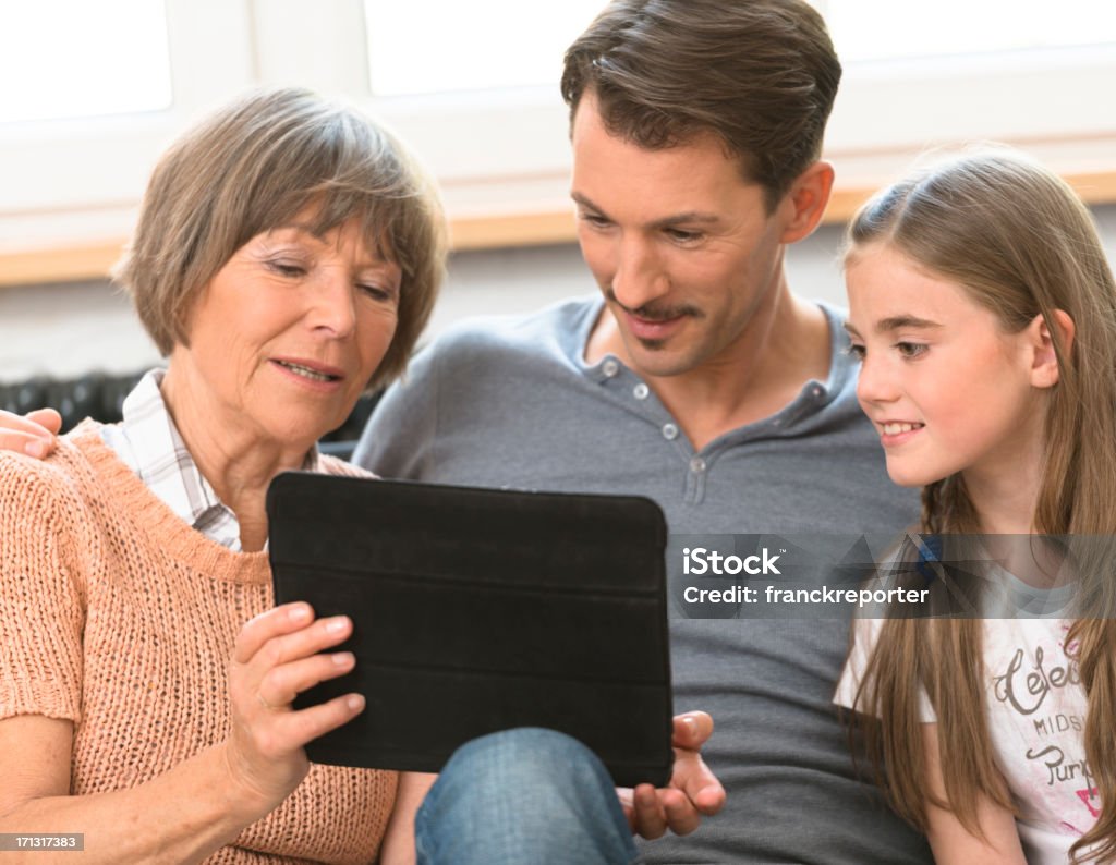 Familie mit drei Generationen-social media - Lizenzfrei 10-11 Jahre Stock-Foto