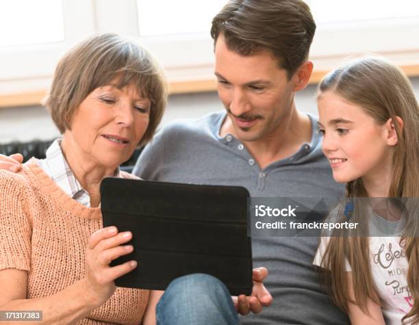 Familie Mit Drei Generationensocial Media Stockfoto und mehr Bilder von 10-11 Jahre - 10-11 Jahre, 35-39 Jahre, 55-59 Jahre