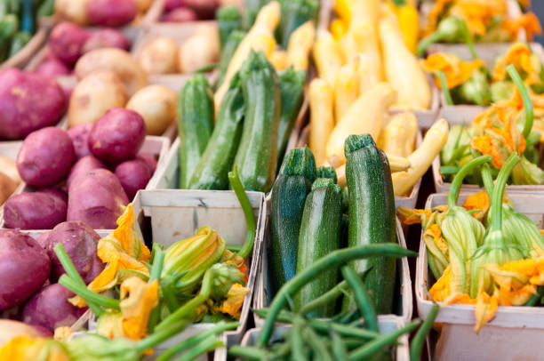 papas, squash flores de calabacín, habas en una granja en el mercado - agricultural fair farmers market squash market fotografías e imágenes de stock