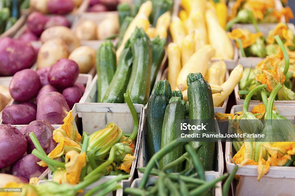 감자, 스쿼시 꽃, 쥬끼니 및 콩 있는 농장 시장 - 로열티 프리 워싱턴 DC 스톡 사진