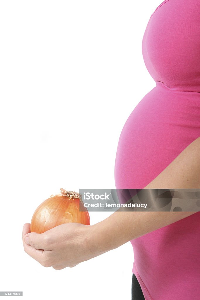 Mujer embarazada sosteniendo cebolla - Foto de stock de Abdomen libre de derechos