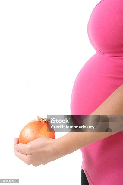 Mujer Embarazada Sosteniendo Cebolla Foto de stock y más banco de imágenes de Abdomen - Abdomen, Abdomen humano, Adulto