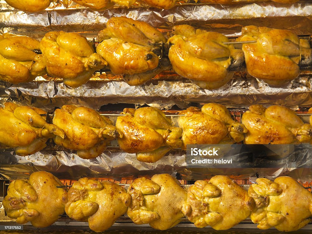 Conjunto Las gallinas en el asador. - Foto de stock de Aire libre libre de derechos