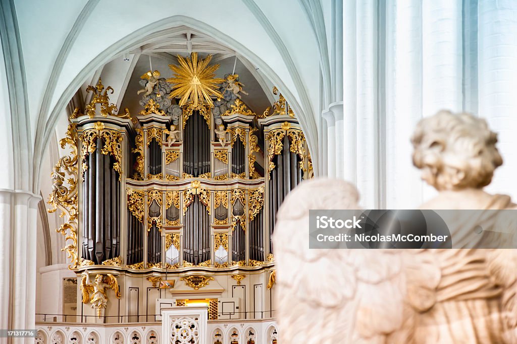 Órgano tubular en Berlín St Mary's church con ángel - Foto de stock de Alemania libre de derechos