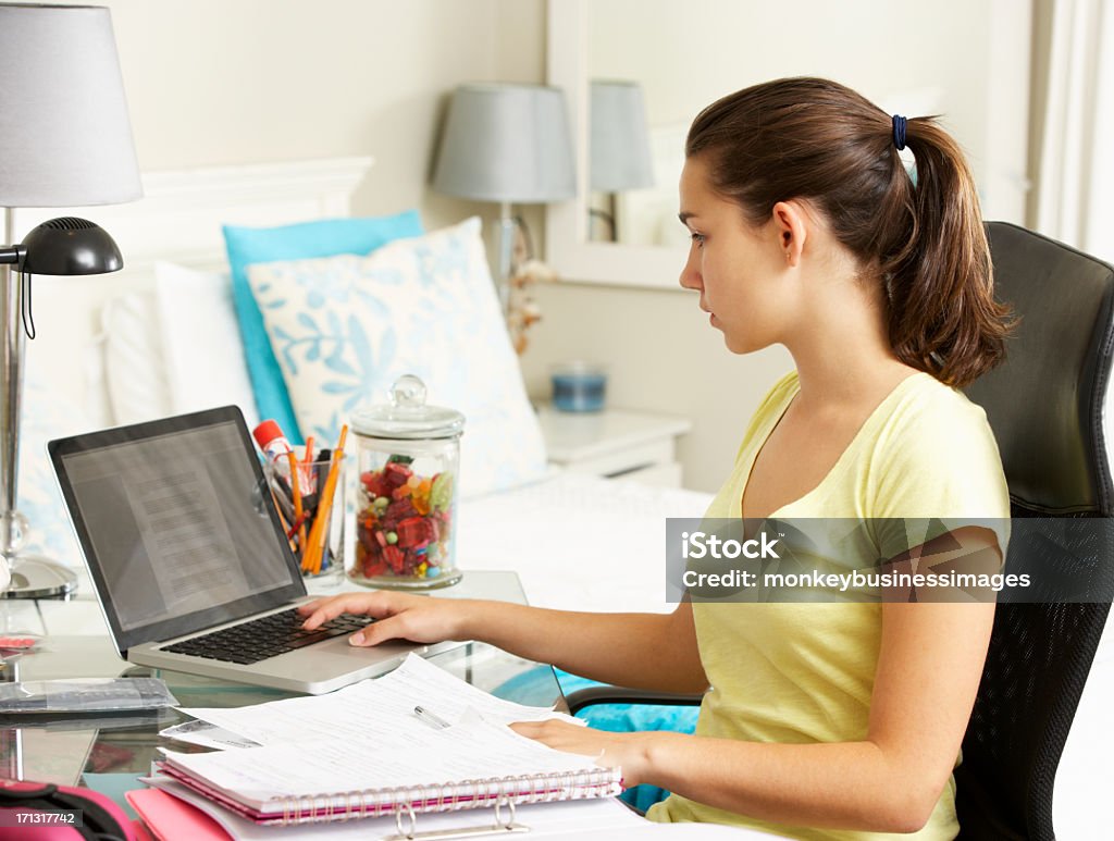 Adolescente ragazza studiare alla scrivania In camera da letto - Foto stock royalty-free di Adolescente