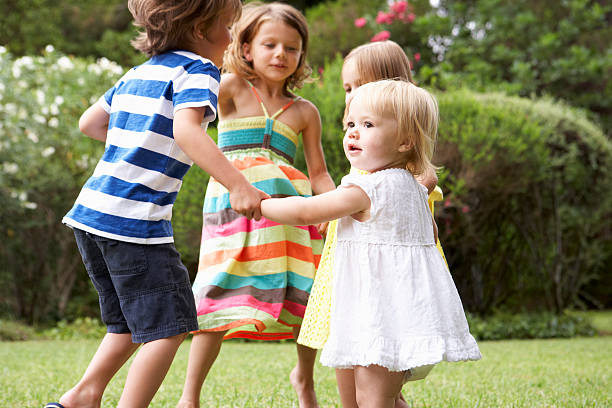 グループご一緒に屋外で遊ぶお子様の - child dancing ethnic outdoors ストックフォトと画像