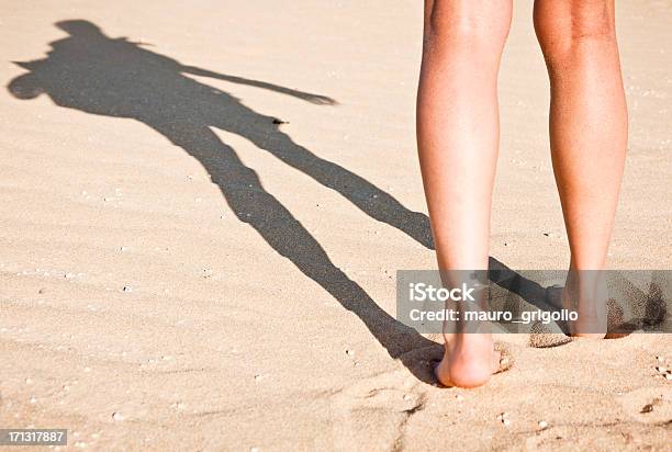 Mujer Caminando En La Arena Foto de stock y más banco de imágenes de 25-29 años - 25-29 años, 30-39 años, Adulto