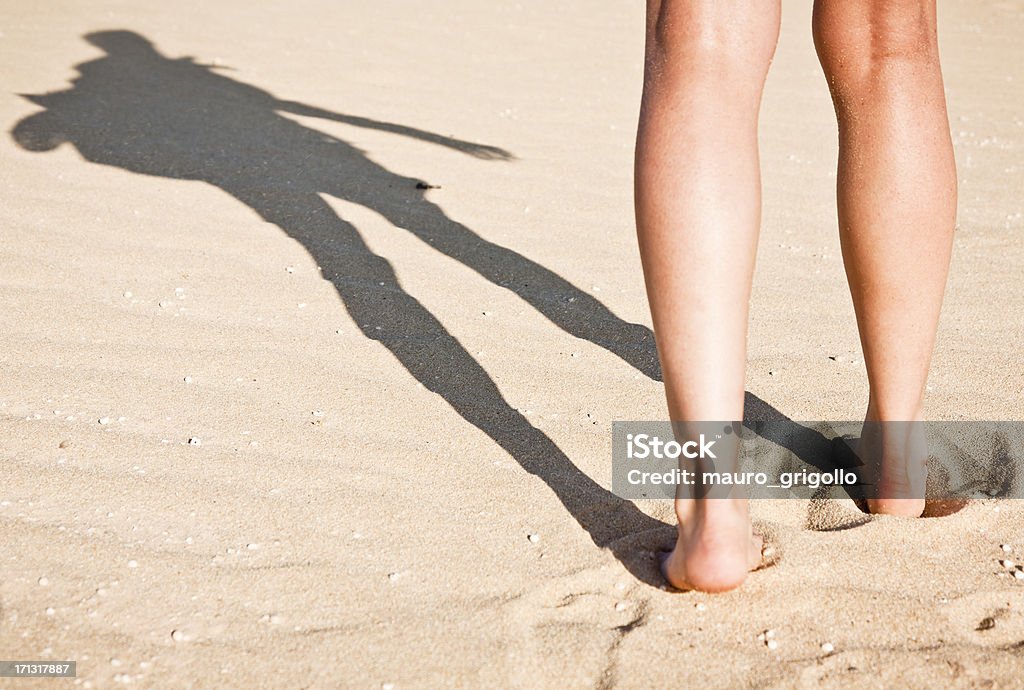 걷기 모래 여자 - 로열티 프리 25-29세 스톡 사진