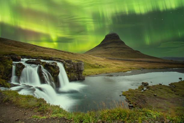 kirkjufellsfoss, parque nacional de snaefellsnes, islândia - kerith - fotografias e filmes do acervo
