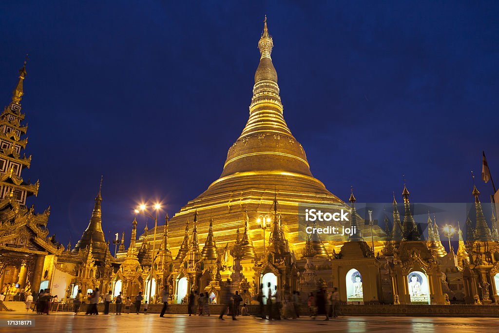 Paya de Shwedagon de nuit - Photo de Bouddha libre de droits