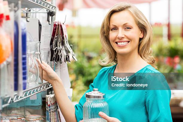 Frau Einkaufen Im Supermarkt Stockfoto und mehr Bilder von Attraktive Frau - Attraktive Frau, Aussuchen, Blick in die Kamera