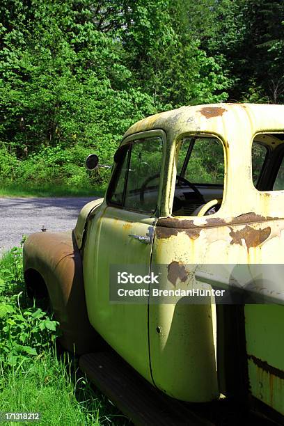 Foto de Derelict e mais fotos de stock de Abandonado - Abandonado, Amarelo, Antigo