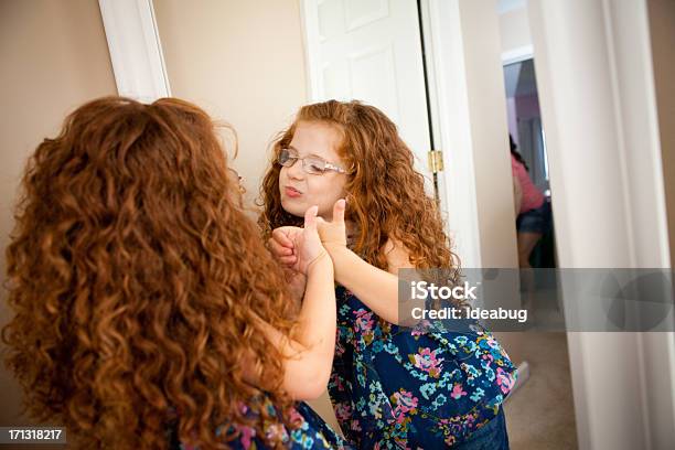 Kleines Mädchen Mit Einstellung Spricht Für Sich Selbst Im Spiegel Stockfoto und mehr Bilder von Spiegel