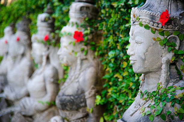 statue di pietra a bali - hibiscus single flower flower red foto e immagini stock