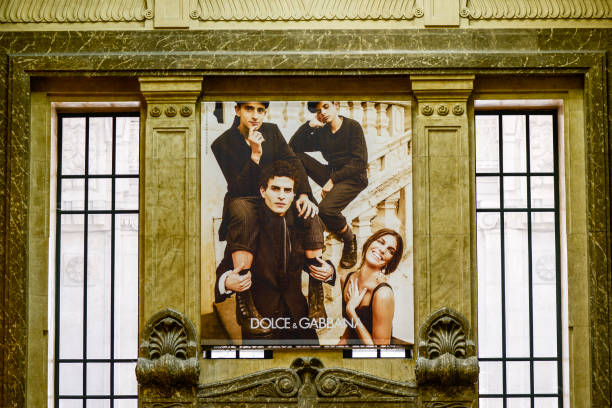 dolce gabbana & anúncio na milano centrale estação de trem - dolce & gabbana - fotografias e filmes do acervo