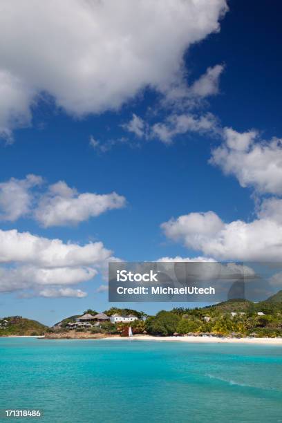 Praia Das Caraíbas Com Hotel Resort - Fotografias de stock e mais imagens de Antígua - Ilhas Leeward - Antígua - Ilhas Leeward, Antígua e Barbuda, Ao Ar Livre