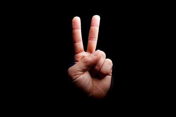 homme de main avec le signe de la victoire - second skin photos et images de collection