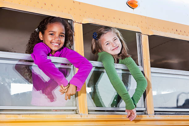 bambini guardando fuori scuola bus finestra - sc0536 foto e immagini stock