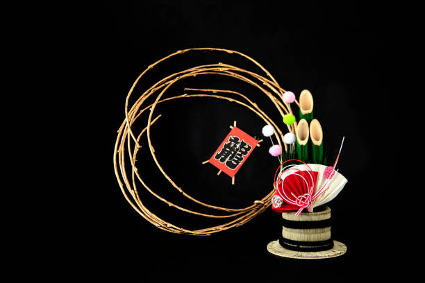 日本の新年のお祝いのための竹の装飾、金丸と扇子と餅の花、