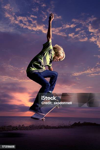 남자아이 하고 스케이트보드 Ollie 앳 선셋 스케이트보드 타기에 대한 스톡 사진 및 기타 이미지 - 스케이트보드 타기, 알리-스턴트, 개인 경기