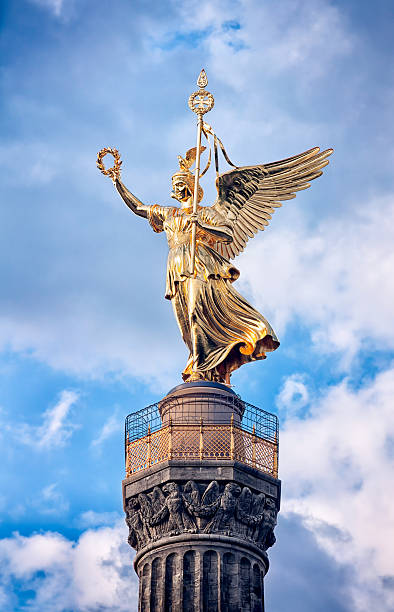 statue von victoria, siegessaule berlin-tiergarten - built structure germany history 19th century style stock-fotos und bilder