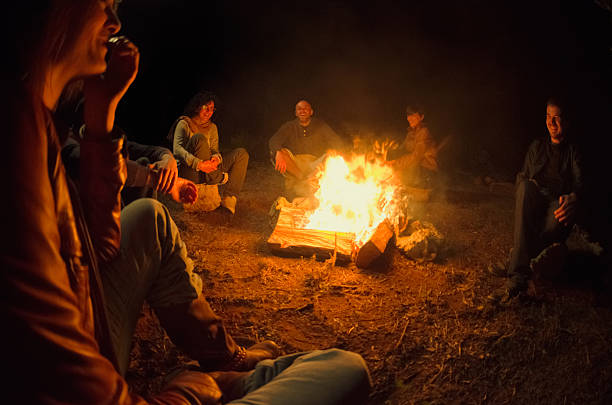 キャンプのご友人とご一緒に「サークル」では、ファイヤー - friendship camping night campfire ストックフォトと画像