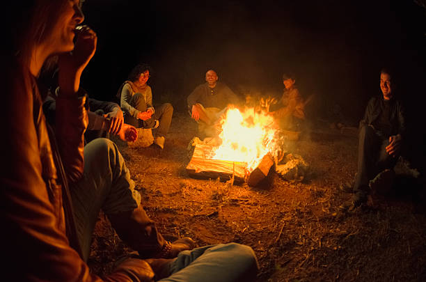 fogueira de acampamento de amigos em círculo no fogo - friendly fire imagens e fotografias de stock