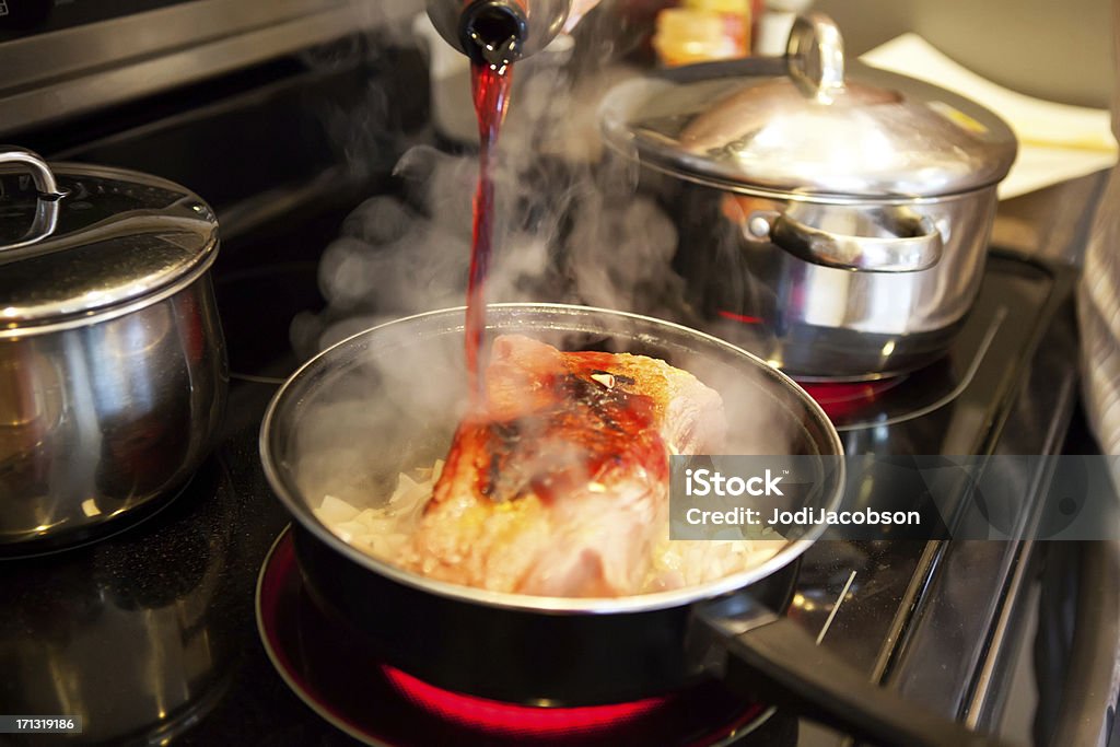 Cibo: Carne di manzo e cavolo cottura sul Fornello - Foto stock royalty-free di Al sangue