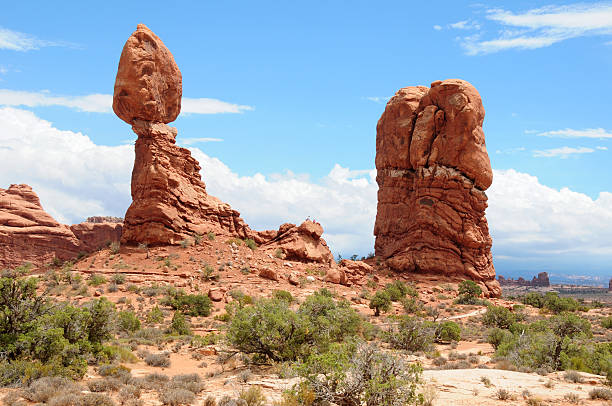 balanced rock, parque nacional arches, utah - travel famous place balanced rock beauty in nature - fotografias e filmes do acervo