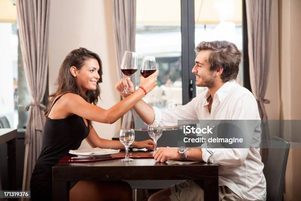 젊은 커플입니다 레드 와인을 선보이는 레스토랑 2명에 대한 스톡 사진 및 기타 이미지 - 2명, 갈색 머리, 관능