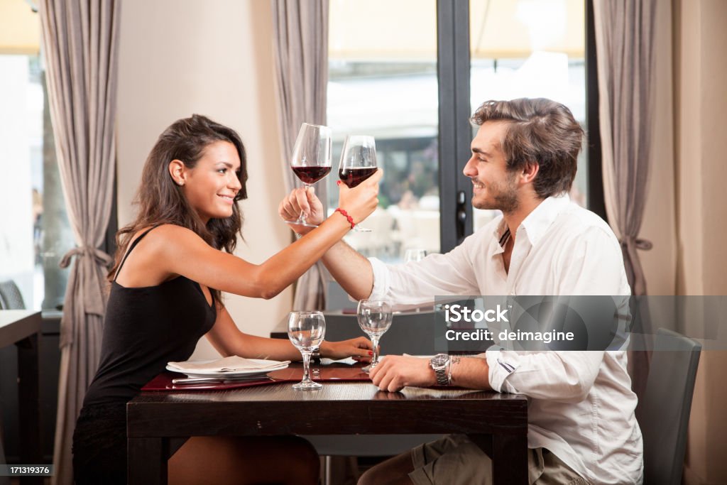 Молодая пара празднуете с красным вином в ресторане - Стоковые фото Алкоголь - напиток роялти-фри