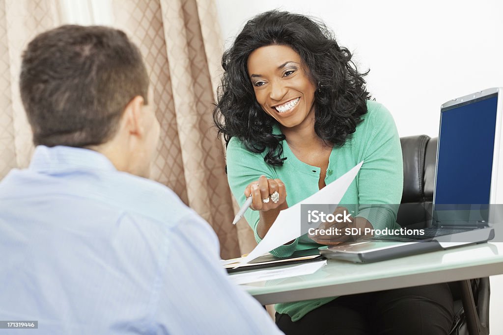 Asesor financiero o colega en la oficina con hombre sonriente - Foto de stock de Adulto libre de derechos
