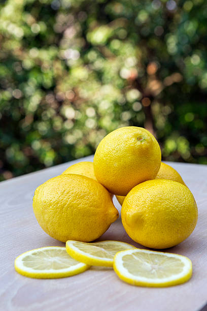 emoções: quando a vida lhe dá limões - lemon fruit portion citrus fruit imagens e fotografias de stock