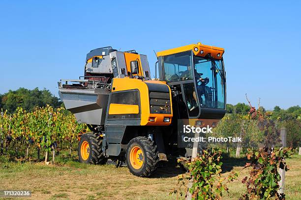 Moderne Landwirtschaftxl Stockfoto und mehr Bilder von Maschinenteil - Ausrüstung und Geräte - Maschinenteil - Ausrüstung und Geräte, Traktor, Weinberg