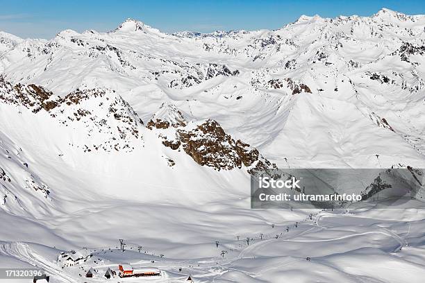 新鮮な雪の上ではアルプスの山々 - イタリアのストックフォトや画像を多数ご用意 - イタリア, ゲレンデ, スキー