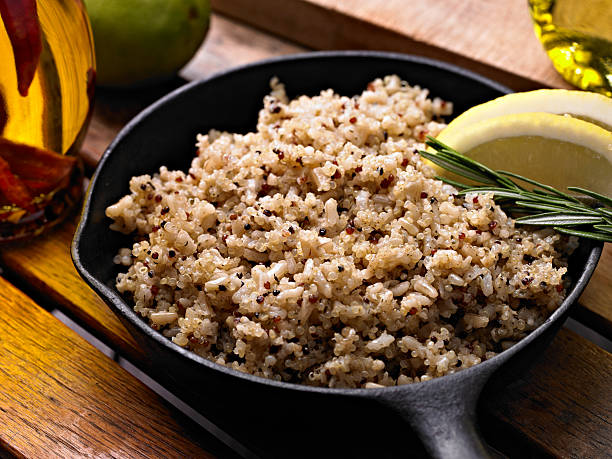 киноа - brown rice rice cooked healthy eating стоковые фото и изображения