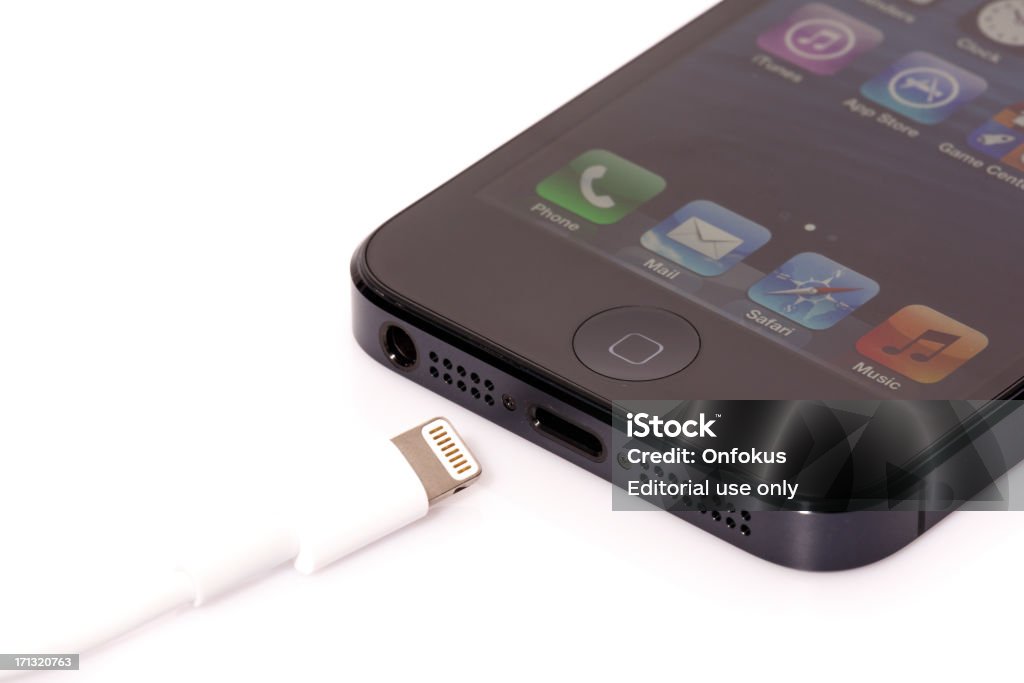 Apple iPhone 5 w złącze Lightning na białym tle - Zbiór zdjęć royalty-free (Aparat fotograficzny)