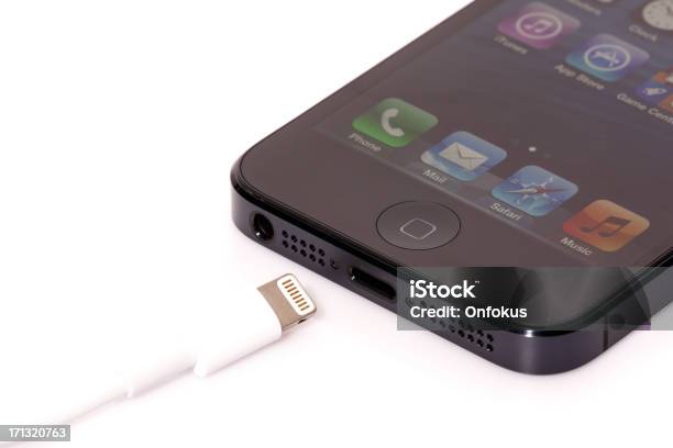 Apple Iphone 5 W Złącze Lightning Na Białym Tle - zdjęcia stockowe i więcej obrazów Aparat fotograficzny - Aparat fotograficzny, Aplikacja mobilna, Automatyczny filtr postprodukcyjny