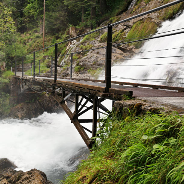 cascata di giessbach, svizzera - waterfall footbridge switzerland rapid foto e immagini stock