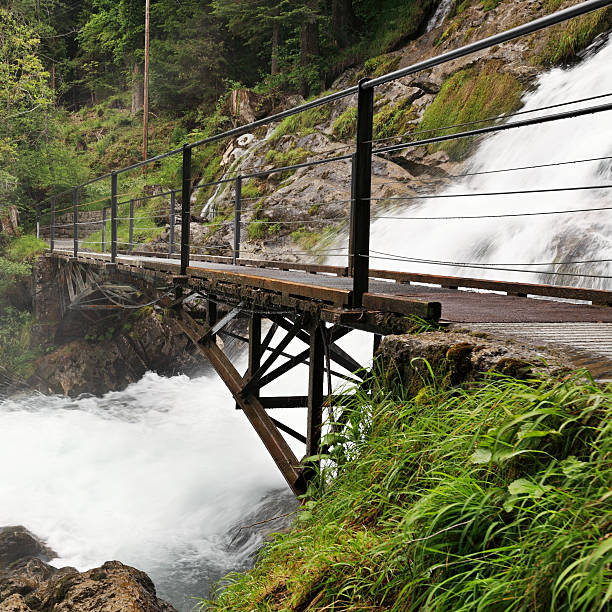 wodospad giessbach, szwajcaria - waterfall footbridge switzerland rapid zdjęcia i obrazy z banku zdjęć