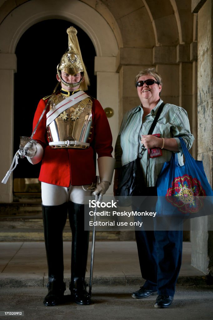 Tourist posiert für ein Porträt mit Snapshot London Guard - Lizenzfrei Britischer Wachsoldat Stock-Foto