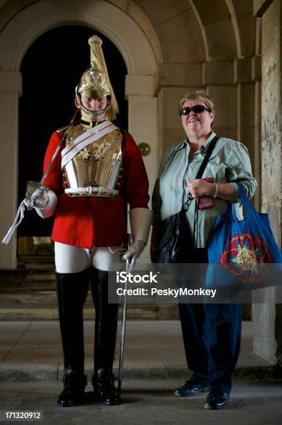 여행 야기되는 스냅샷에 대한 세로는 런던 근위대 영국 근위병에 대한 스톡 사진 및 기타 이미지 - 영국 근위병, 2명, 관광