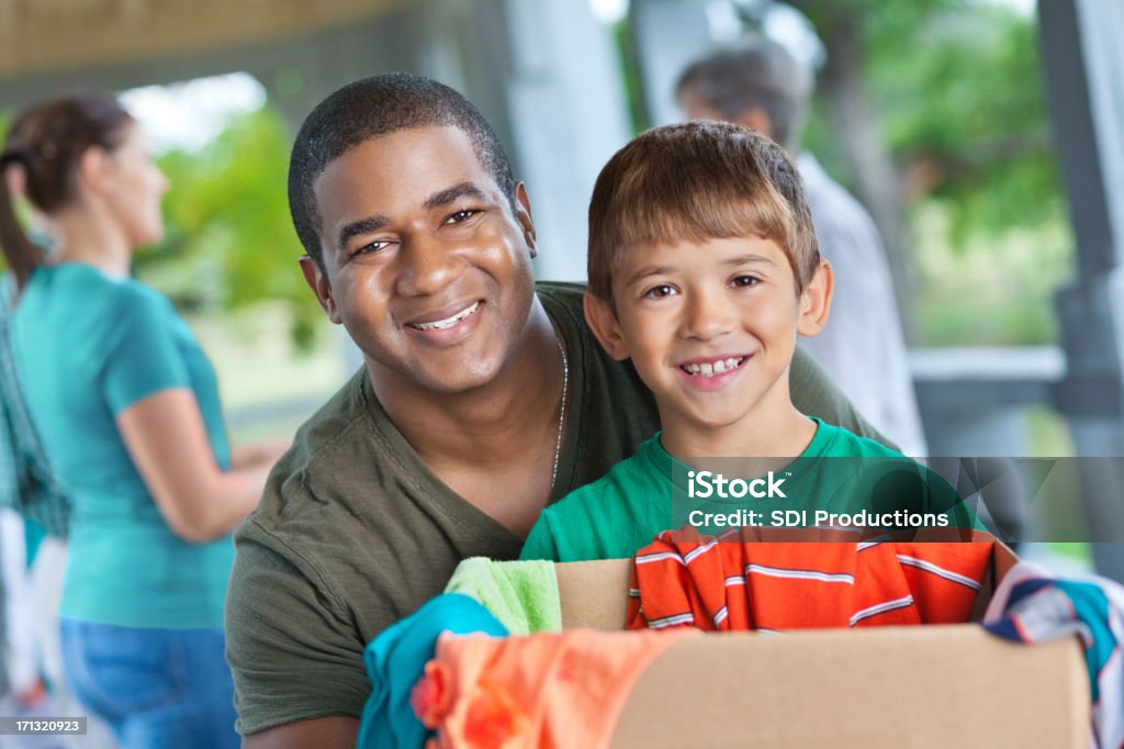 Giovane uomo e bambino raccogliendo le donazioni a eventi di beneficenza - Foto stock royalty-free di Bambino