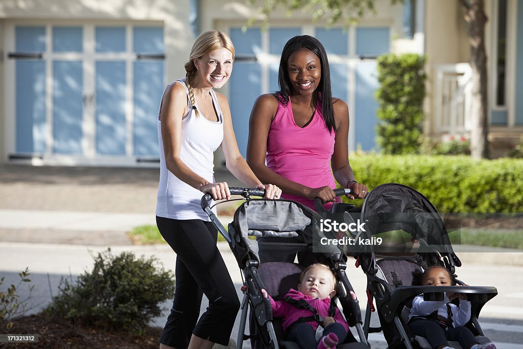 Zwei Mütter mit Babys in Kinderwagen - Lizenzfrei Fitnesstraining Stock-Foto