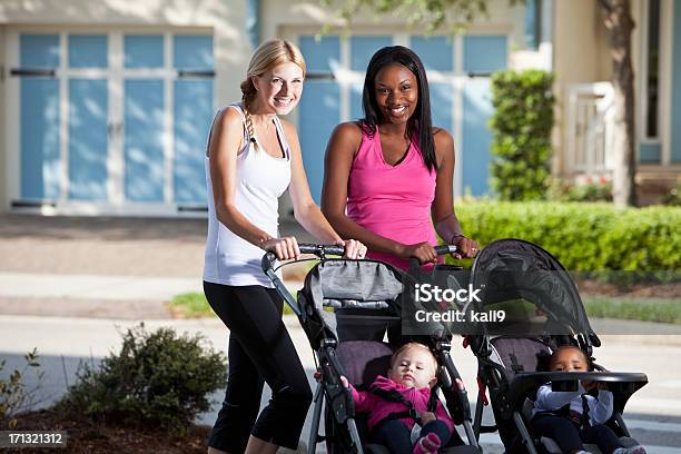 Zwei Mütter Mit Babys In Kinderwagen Stockfoto und mehr Bilder von Fitnesstraining - Fitnesstraining, Mutter, Sportkinderwagen