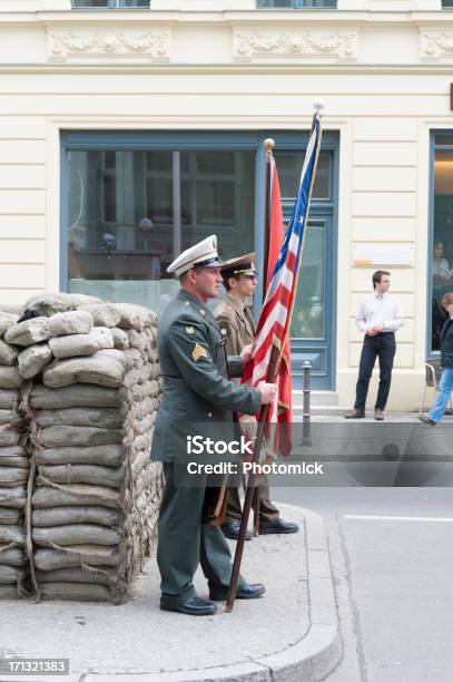 Soldaten Bewachen Checkpoint Charlie In Berlin Stockfoto und mehr Bilder von Fall der Berliner Mauer - Fall der Berliner Mauer, Alliierte, Amerikanische Flagge