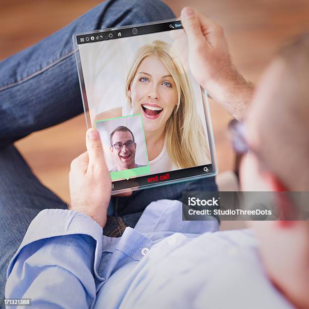 Hombre Tener Videollamada En El Futurista Tableta Digital Foto de stock y más banco de imágenes de Amistad